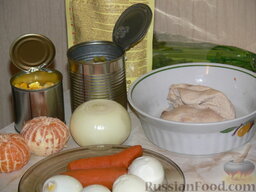 Салат «Полянка»: Подготовить продукты. Куриное мясо отварить в подсоленной воде и остудить. Яйца и морковь отварить и почистить.