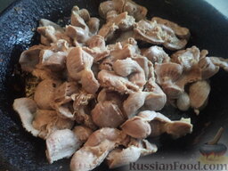 Желудки куриные в сметане: В сковороде разогреть растительное масло. Выложить желудки.