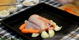 Азиатскимй суп "Кимчи Рамен": Берем полутушку курицы (срезаем все мясо с целой и оставляем только скелет и грудку), кладем ее на противень, вокруг нее раскладываем 100 г моркови и 100 г лука, предварительно крупно нарезав их.