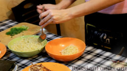 Азиатскимй суп "Кимчи Рамен": После того, как бульон приготовится, можно приступать к сборке супа. Как известно, многие азиатские супы собираются прямо в тарелке. В порционную тарелку кладем лапшу рамен по вкусу.
