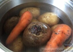 Салат "Гранатовый браслет" с говядиной: Картофель, свеклу и морковь хорошо промыть, выложить в кастрюлю, залить холодной водой. Поставить на огонь. Довести до кипения. Овощи варить на небольшом огне под крышкой: морковь и картофель - около 20-25 минут, свеклу - около 50-60 минут (овощи вынимать по готовности). Овощи охладить и очистить.