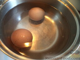 Салат "Гранатовый браслет" с говядиной: Яйца сварить вкрутую (8-10 минут), остудить под холодной водой, очистить.