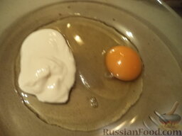 Жареная цветная капуста в кляре: Сделать кляр. Для этого в миску вбить яйцо, добавить сметану.