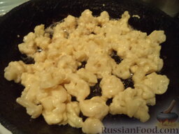 Жареная цветная капуста в кляре: Разогреть сковороду, добавить  масло. В горячее масло выложить капусту.