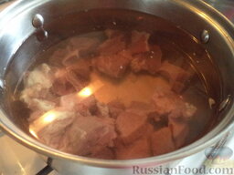 Суп из говядины, с цветной капустой: Говядину вымыть, нарезать порционными кусочками, залить холодной водой, довести до кипения (снимать пену). Варить на небольшом огне под крышкой до готовности (около 60 минут).