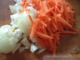 Суп из говядины, с цветной капустой: Очистить и вымыть морковь и лук, нарезать соломкой.