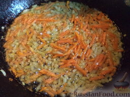 Суп из говядины, с цветной капустой: Разогреть сковороду, добавить сливочное масло. Выложить морковь и лук. Тушить на среднем огне, помешивая, 2-3 минуты.