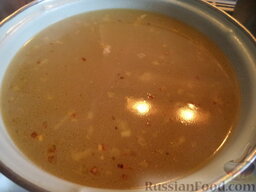 Суп из говядины, с цветной капустой: Зажарку выложить в кастрюлю. Посолить, поперчить, добавить капусту. Довести до кипения. Варить на небольшом огне под крышкой 10 минут.