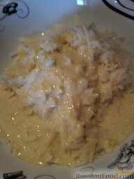 Картофельная запеканка на сковороде: Картофель натираем на крупной терке. Мелко режем лук.  Делаем заливку. Для этого соединяем яйцо, муку, соль. Хорошо перемешиваем.  Соединяем картофель, лук и заливку. Перемешиваем.
