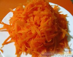 Свежая и кислая капуста, тушенная с грибами: Морковь измельчите на крупной терке.