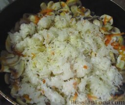 Свежая и кислая капуста, тушенная с грибами: Не дожидаясь выкипания жидкости, выложите в сковороду квашеную капусту, перемешайте и готовьте минут 5.