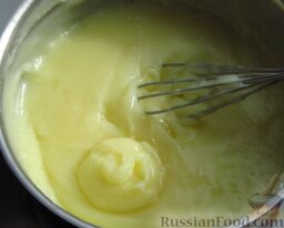 Торт "Тропиканка": В кастрюлю с молоком постепенно влейте крахмал с яйцами, при этом постоянно помешивайте. Готовьте до загустения крема.