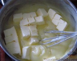 Торт "Тропиканка": Снимите кастрюлю с плиты, выложите в крем резаное кубиками сливочное масло и ваниль, хорошо перемешайте.
