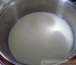 Торт "Тропиканка": Остальное молоко налейте в кастрюлю, насыпьте сахар, размешайте, доведите до кипения.