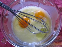 Торт "Тропиканка": В разведенный крахмал вбейте яйца, перемешайте венчиком до однородности.