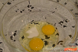 Блины на кефире, с кипятком: Взбить миксером яйца с солью.