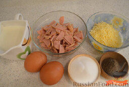 Завтрак в чашке: Ингредиенты для омлета в микроволновой печи.