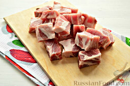 Бифштекс из свинины: Займемся сразу свининой. Мясо подготавливаем, разрезая на небольшие кусочки.
