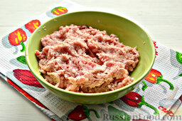 Бифштекс из свинины: Пропускаем мясные кусочки сквозь мясорубку, используя крупную сетку.