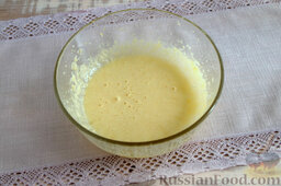 Десерт "а-ля тирамису" с малиной: Смешиваем желтки с сахаром, пока масса не увеличится в размере и не станет светлой.