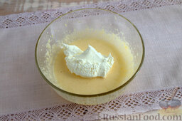 Десерт "а-ля тирамису" с малиной: Смешиваем маскарпоне и желтковую смесь.
