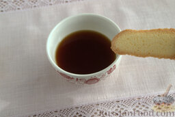 Десерт "а-ля тирамису" с малиной: Опускаем печенье в кофе (на 1 секунду) и выкладываем в креманку.