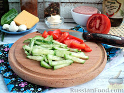 Салат с ветчиной: Огурец и свежий спелый томат ополосните, просушите. Нарежьте овощи небольшими полосками/кубиками.