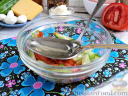 Салат с ветчиной: Добавьте ароматизированный уксус. Укутав тарелку пищевой пленкой, поместите ее на полку холодильника на 15-20 минут.