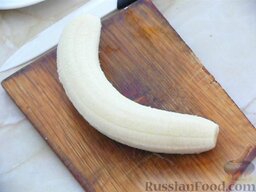 Маффины с бананом и шоколадом: Банан очищаем от кожуры и режем на кубики. Добавляем банан и шоколад в тесто и размешиваем.