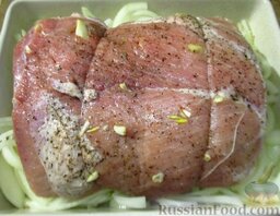 Свиная шея, запеченная на луке: Перенесите мясо на лук.
