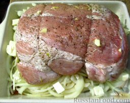 Свиная шея, запеченная на луке: Вылейте соус в жаровню, а вокруг мяса выложите нарезанное кубиками сливочное масло.