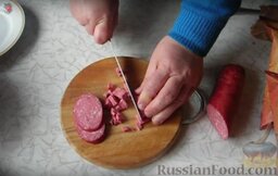 Салат с чипсами "Прощай, фигура": Для приготовления салата нарезаем мелким кубиком колбасу.