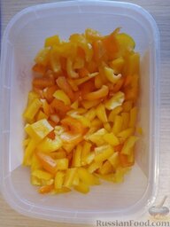 Экзотический салат: Пока грудка варится, порезать средними кусочками (2 см) перец, желательно красный. У меня не было, я использовала оранжевый.