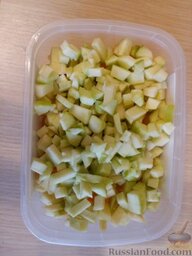 Экзотический салат: Нарезать небольшими кубиками яблоко.