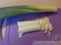 Экзотический салат: Нарезать полукольцами лук порей.