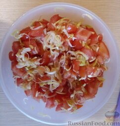 Экзотический салат: Нарезать средними кубиками помидор и смешать с пореем.
