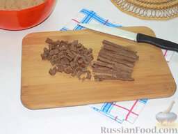 Печенье на кефире: Шоколад порубим на маленькие кусочки.