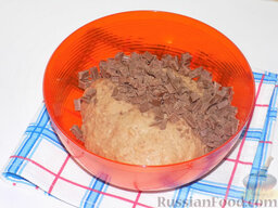 Печенье на кефире: Измельчённый шоколад добавим к тесту и равномерно его распределим.