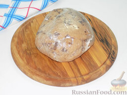 Печенье на кефире: Завернём тесто с шоколадными кусочками в плёнку для пищевых продуктов и положим на некоторое время (приблизительно на полчаса) в холодильник.