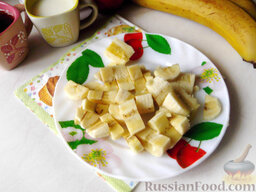 Смузи бананово-кофейный со сгущенкой: Кожуру снимите с банана, а сам фрукт разрежьте на куски такого размера, чтобы его можно было измельчить в блендере.