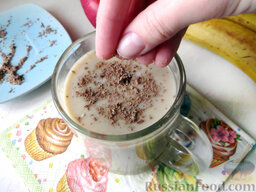 Смузи бананово-кофейный со сгущенкой: Перелейте смузи в чашку и посыпьте тертым шоколадом.