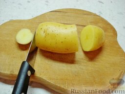 Картофель фаршированный: Включить духовку. Она должна разогреться до 190 градусов. Отрезать узкую часть сверху картофелины и донышко для устойчивости.