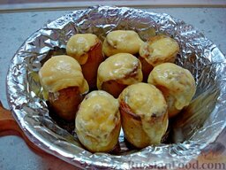 Картофель фаршированный: Подержать картофель в печи еще 7 минут. Проверить для подстраховки готовность картофеля шпажкой.