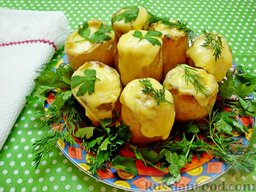 Картофель фаршированный: Картофель, фаршированный салом и перепелиными яйцами, готов. Немного свежей зелени не помешает декору.