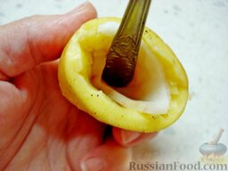 Картофель фаршированный: С помощью обратной стороны маленькой ложки выстелить сальной пластиной внутренние стенки картофелины.