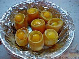 Картофель фаршированный: В каждую картофелину разбить перепелиное яйцо.