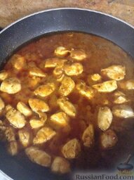 Курица Мадрас с рисом: вливаем соус мадрас прикрываем крышкой и готовим еще минут 10.
