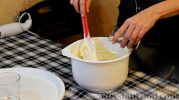 Яичные маффины: Также порциями вливаем растительное масло и также аккуратно перемешиваем тесто, стараясь, чтобы оно не слишком осело.