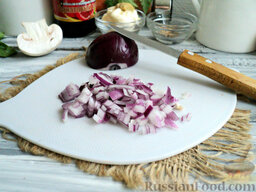 Салат с шампиньонами и крабовыми палочками: Красную луковицу очистите от шелухи, вымойте и просушите. Нарежьте сладкий лук мелкими кубиками.