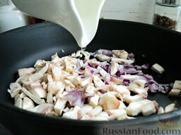 Салат с шампиньонами и крабовыми палочками: Переложите нарезанные ингредиенты в сковороду, влейте оливковое масло. На среднем огне поджарьте все до появления золотого цвета.